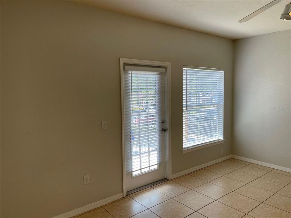 For Rent: $1,350 (1 beds, 1 baths, 713 Square Feet)