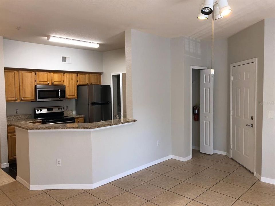 For Rent: $1,350 (1 beds, 1 baths, 713 Square Feet)
