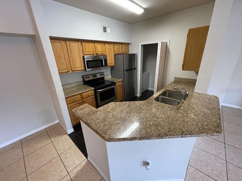 For Rent: $1,350 (1 beds, 1 baths, 713 Square Feet)