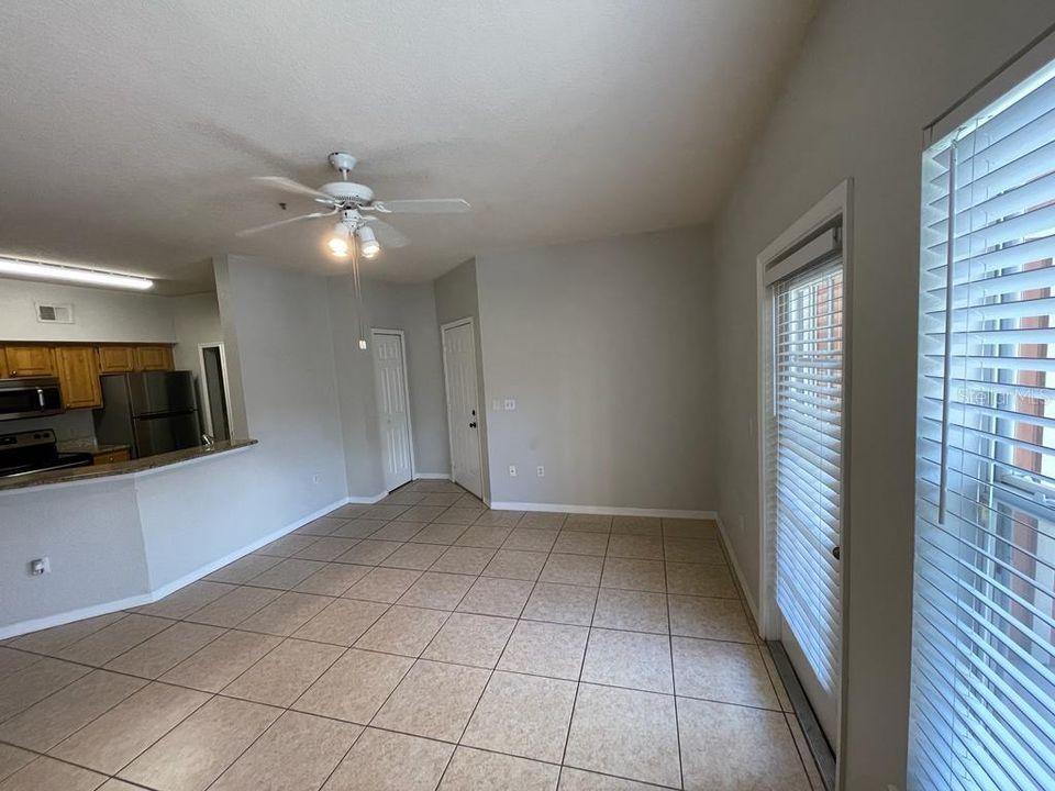 For Rent: $1,350 (1 beds, 1 baths, 713 Square Feet)