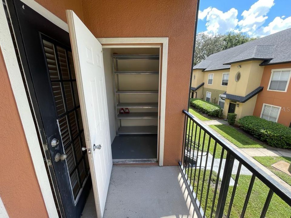 For Rent: $1,350 (1 beds, 1 baths, 713 Square Feet)