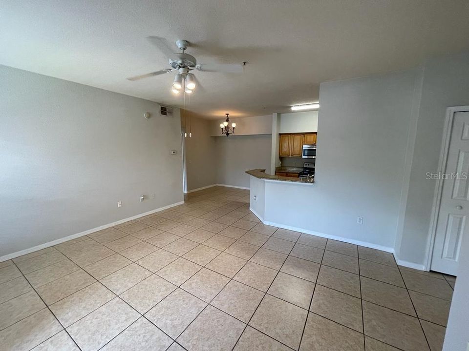 For Rent: $1,350 (1 beds, 1 baths, 713 Square Feet)