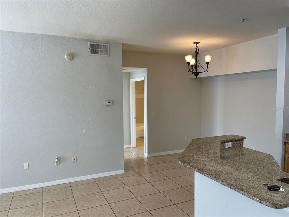 For Rent: $1,350 (1 beds, 1 baths, 713 Square Feet)