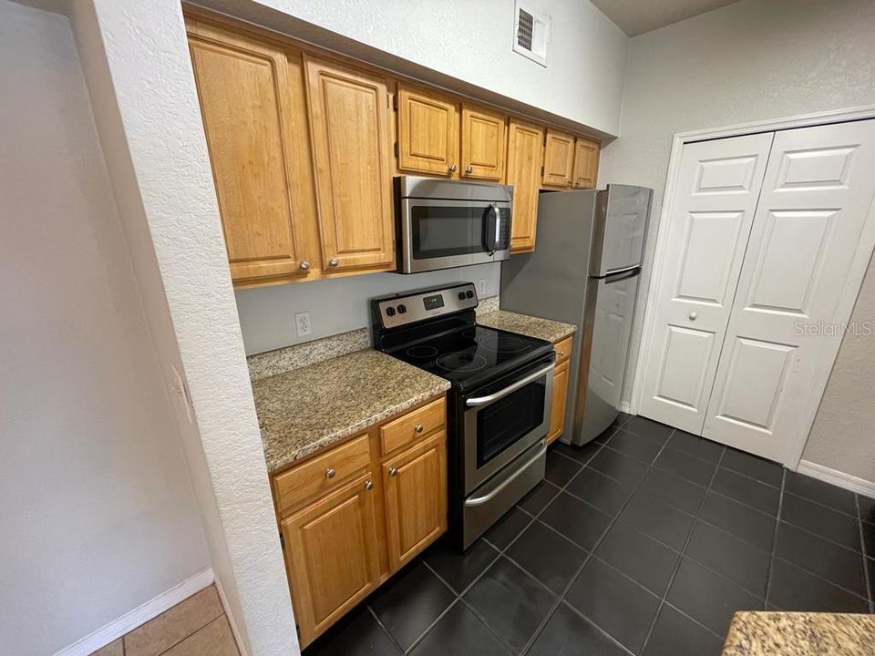 For Rent: $1,350 (1 beds, 1 baths, 713 Square Feet)