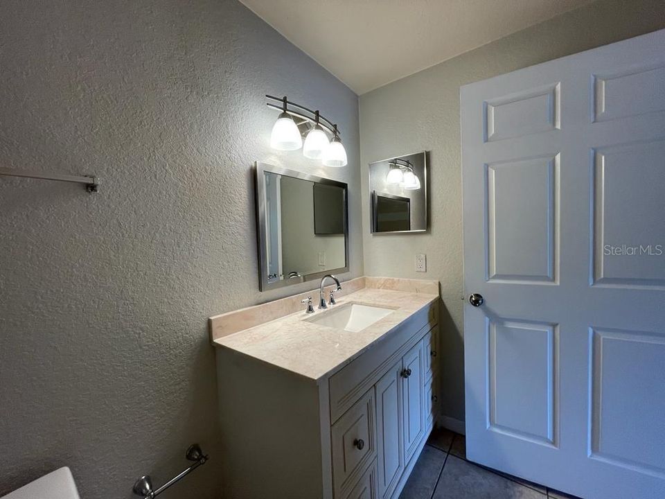 For Rent: $1,350 (1 beds, 1 baths, 713 Square Feet)