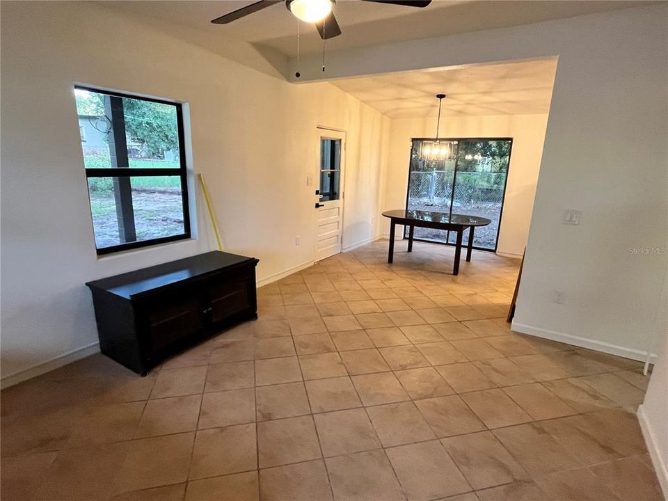 For Sale: $250,000 (3 beds, 1 baths, 960 Square Feet)