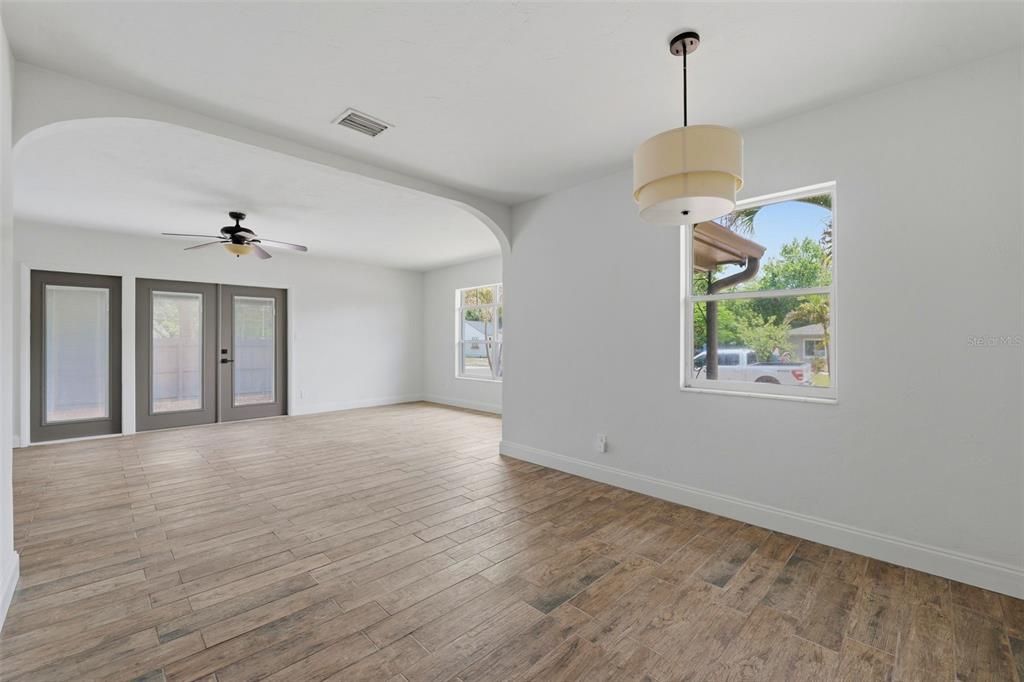 For Rent: $2,995 (2 beds, 1 baths, 1154 Square Feet)