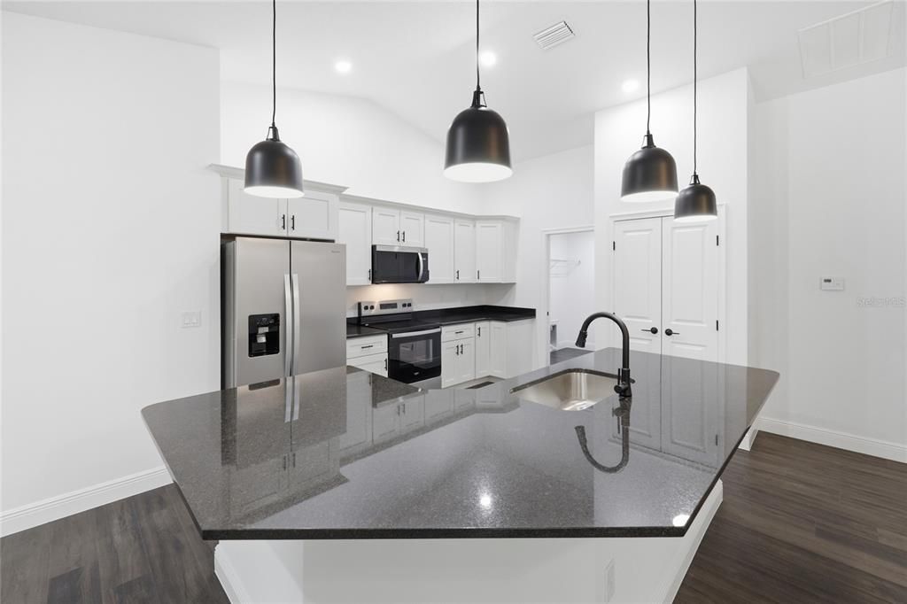 На продажу: $309,900 (4 спален, 2 ванн, 1790 Квадратных фут)