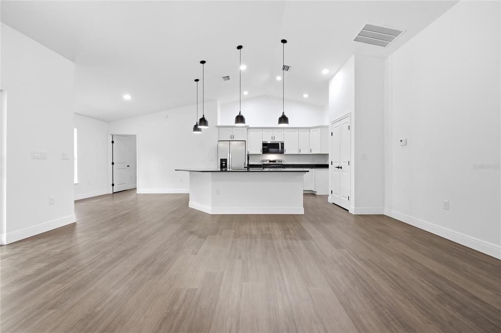 На продажу: $309,900 (4 спален, 2 ванн, 1790 Квадратных фут)