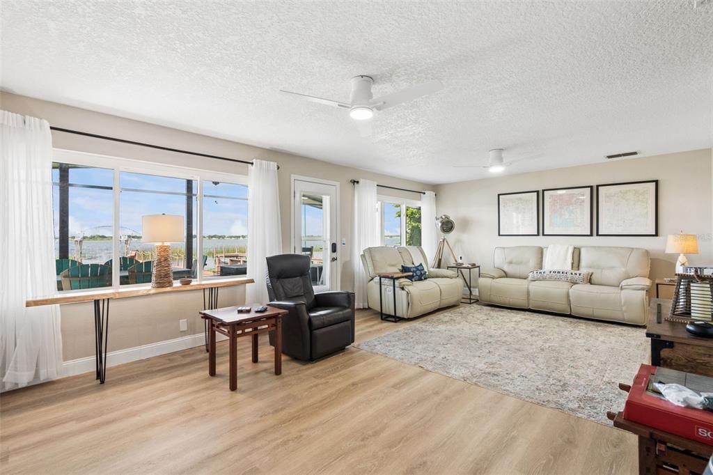 На продажу: $349,900 (2 спален, 2 ванн, 1834 Квадратных фут)