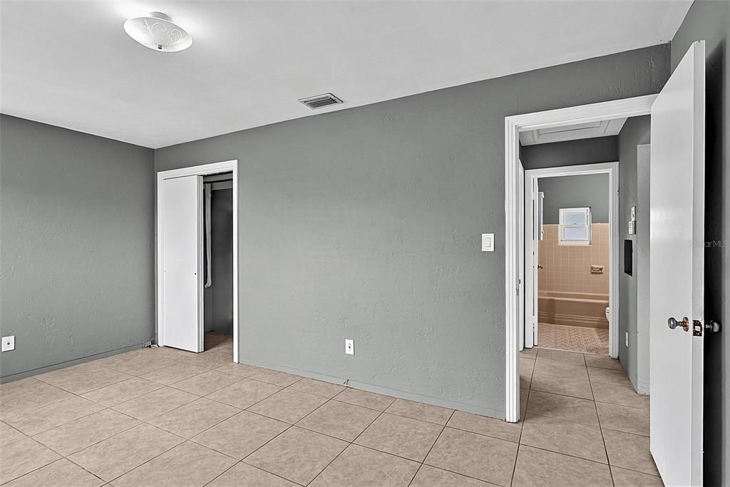 Activo con contrato: $305,000 (2 camas, 1 baños, 995 Pies cuadrados)