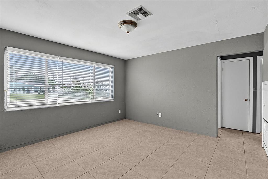 Activo con contrato: $305,000 (2 camas, 1 baños, 995 Pies cuadrados)