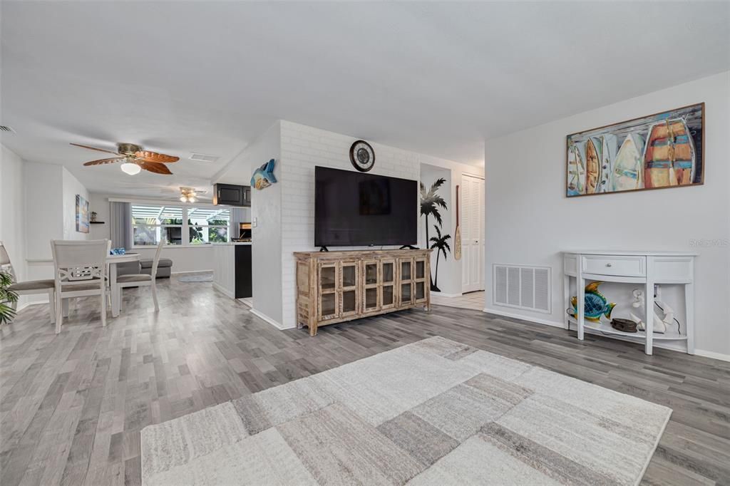 For Sale: $348,000 (2 beds, 2 baths, 1424 Square Feet)