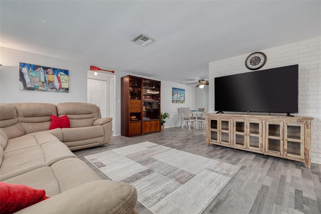 For Sale: $348,000 (2 beds, 2 baths, 1424 Square Feet)