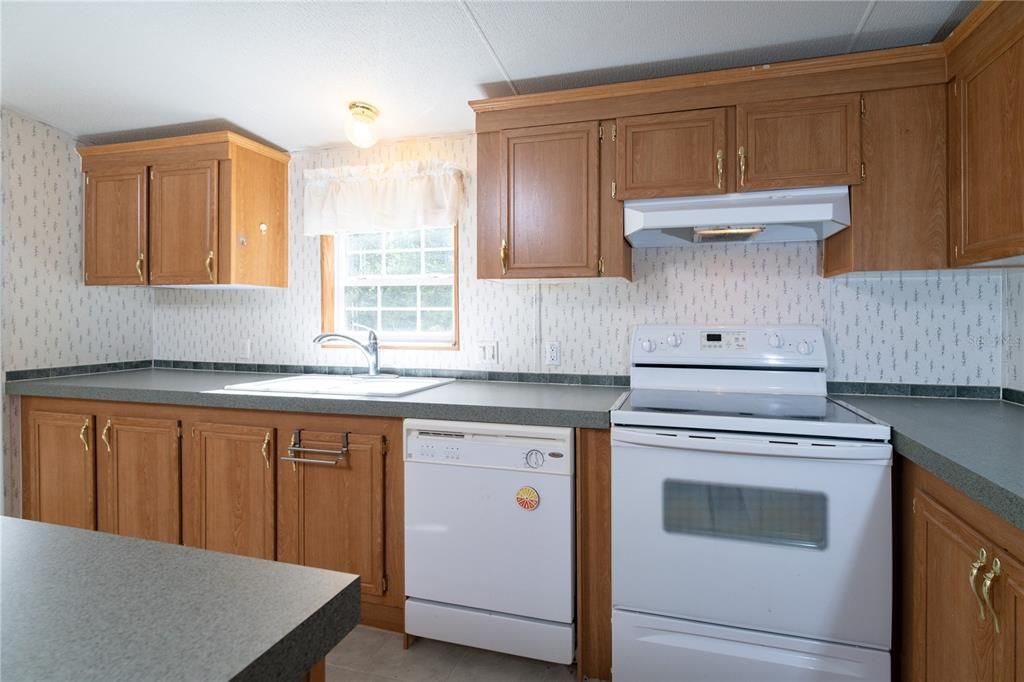 For Sale: $250,000 (3 beds, 3 baths, 1440 Square Feet)