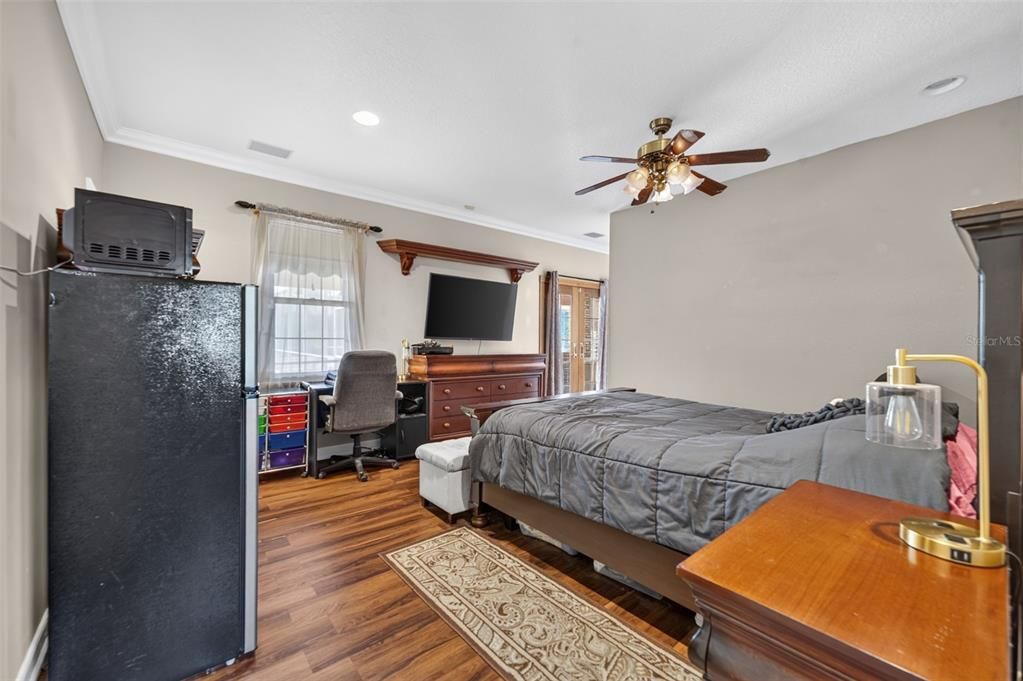 For Sale: $1,050,000 (5 beds, 3 baths, 3868 Square Feet)