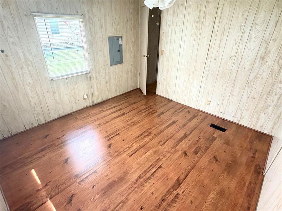 For Sale: $119,000 (2 beds, 1 baths, 784 Square Feet)