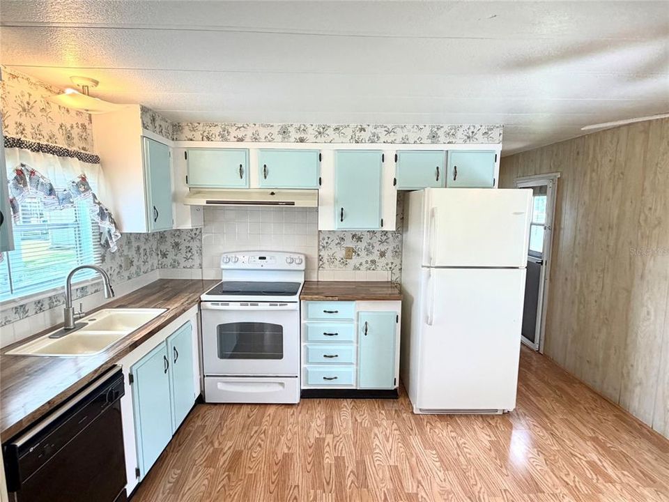 For Sale: $119,000 (2 beds, 1 baths, 784 Square Feet)