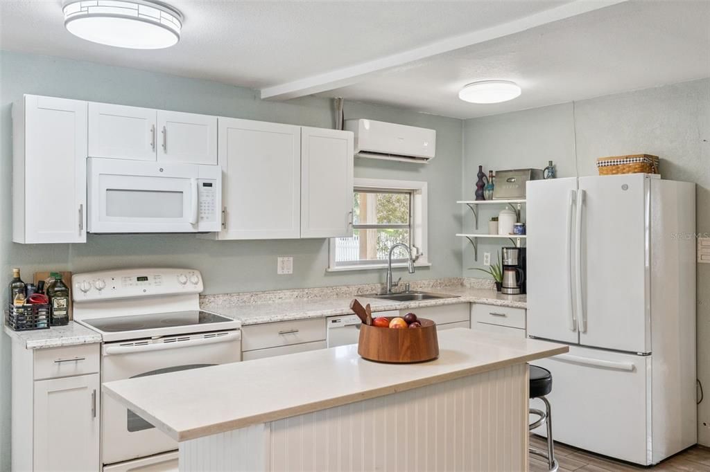 For Sale: $325,000 (2 beds, 1 baths, 1113 Square Feet)
