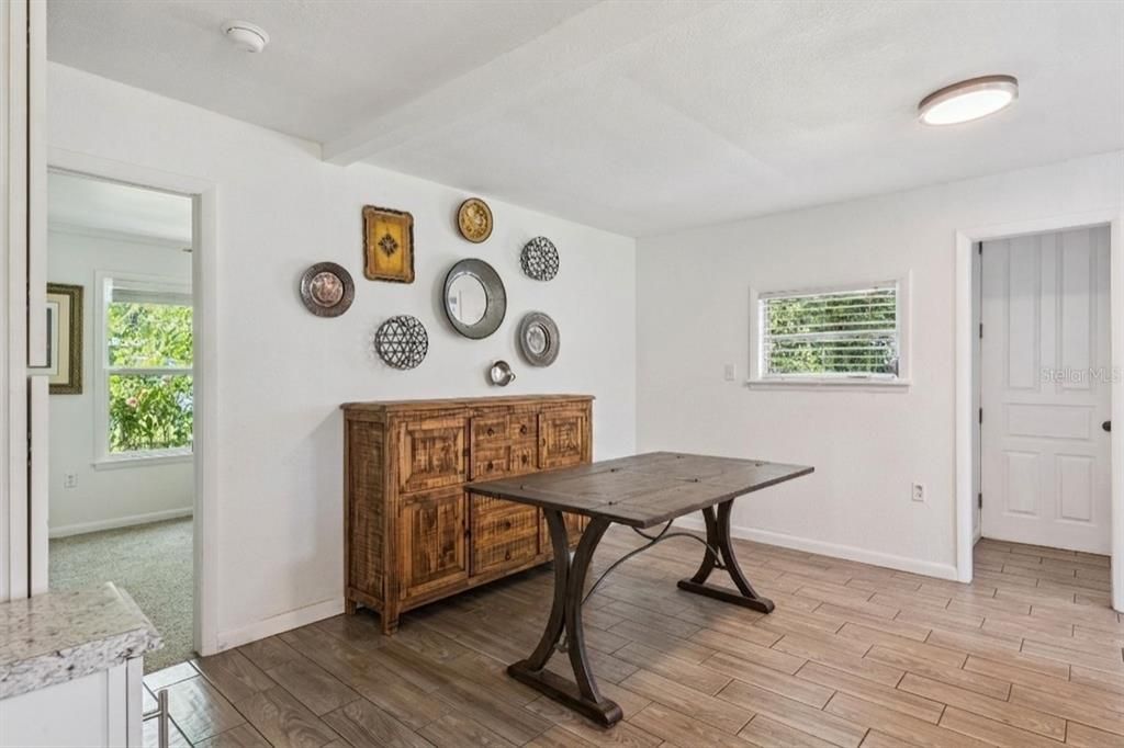 For Sale: $325,000 (2 beds, 1 baths, 1113 Square Feet)