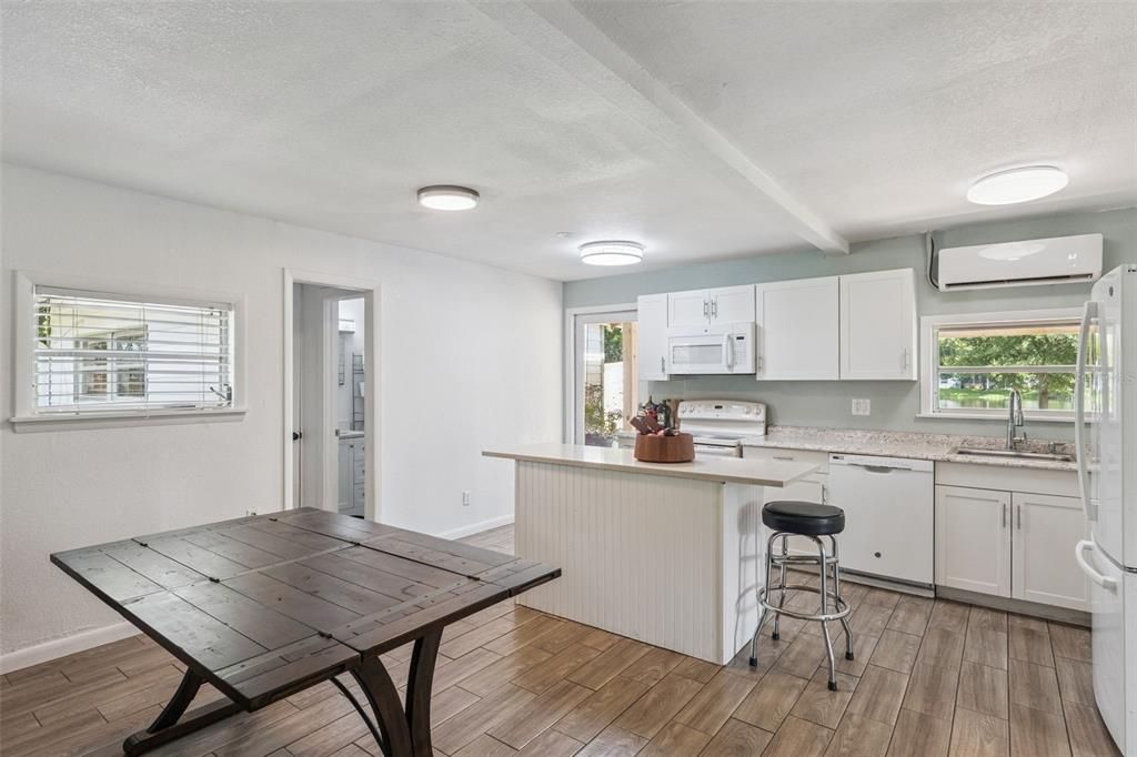 For Sale: $325,000 (2 beds, 1 baths, 1113 Square Feet)