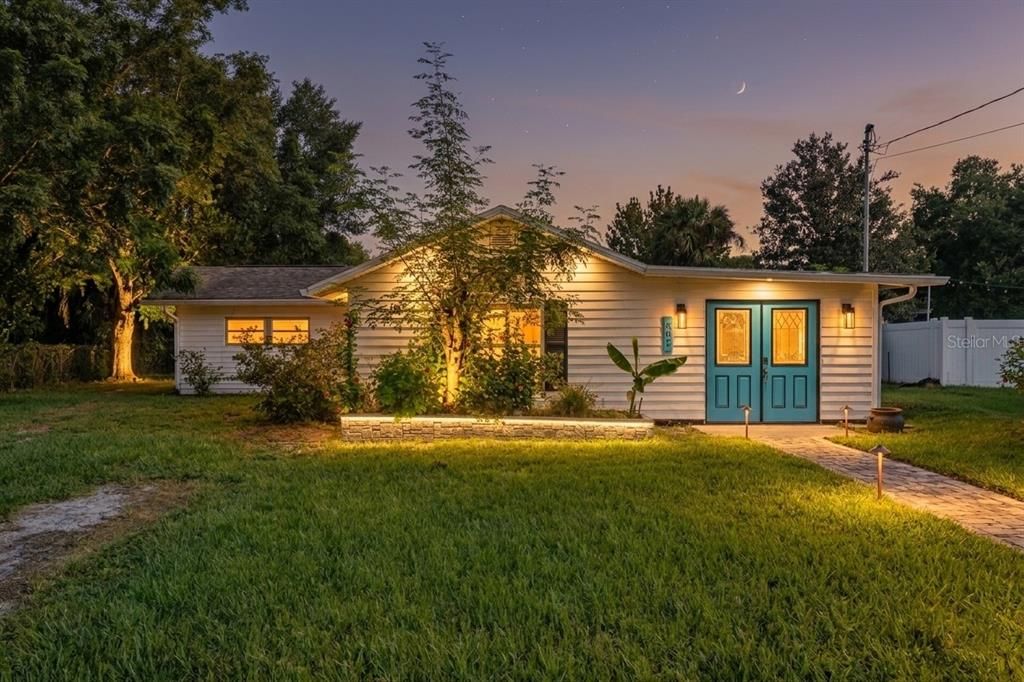 For Sale: $325,000 (2 beds, 1 baths, 1113 Square Feet)