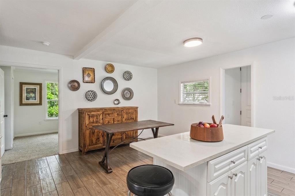 For Sale: $325,000 (2 beds, 1 baths, 1113 Square Feet)