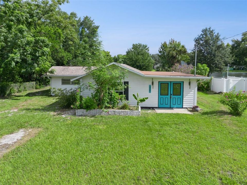 For Sale: $325,000 (2 beds, 1 baths, 1113 Square Feet)