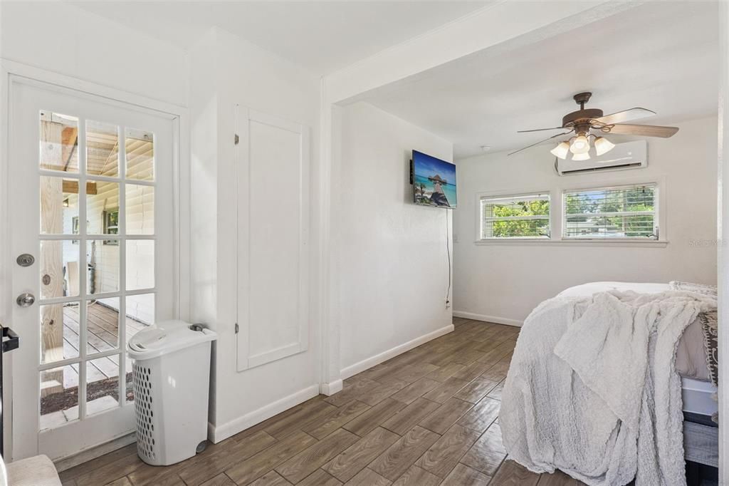 For Sale: $325,000 (2 beds, 1 baths, 1113 Square Feet)