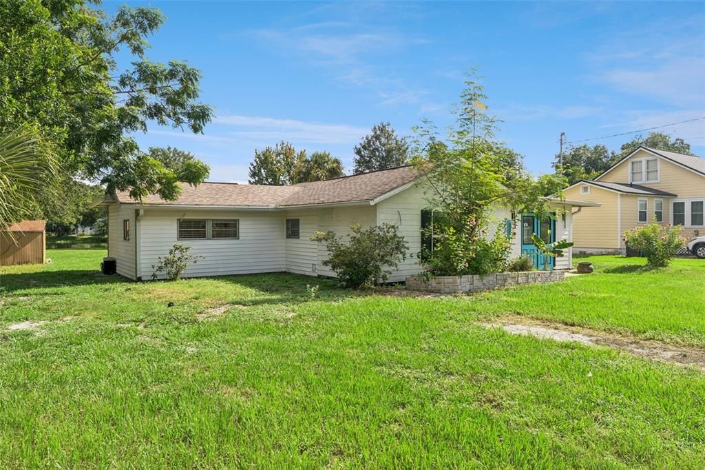 For Sale: $325,000 (2 beds, 1 baths, 1113 Square Feet)
