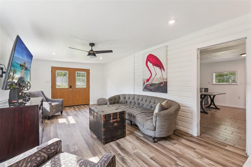 For Sale: $325,000 (2 beds, 1 baths, 1113 Square Feet)