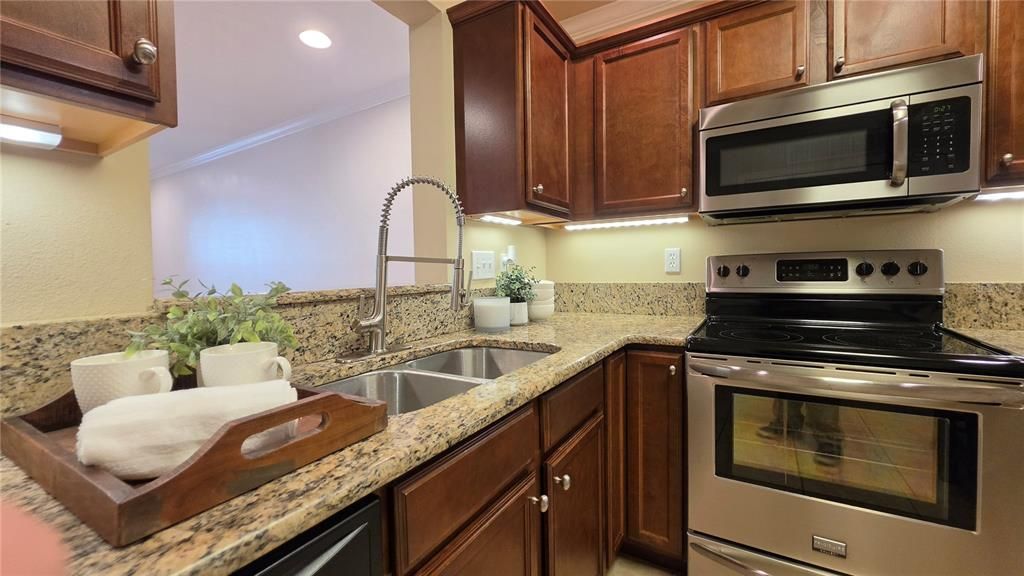 For Rent: $2,000 (2 beds, 2 baths, 1141 Square Feet)