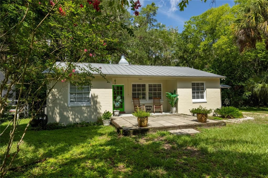 For Sale: $475,000 (2 beds, 1 baths, 1261 Square Feet)