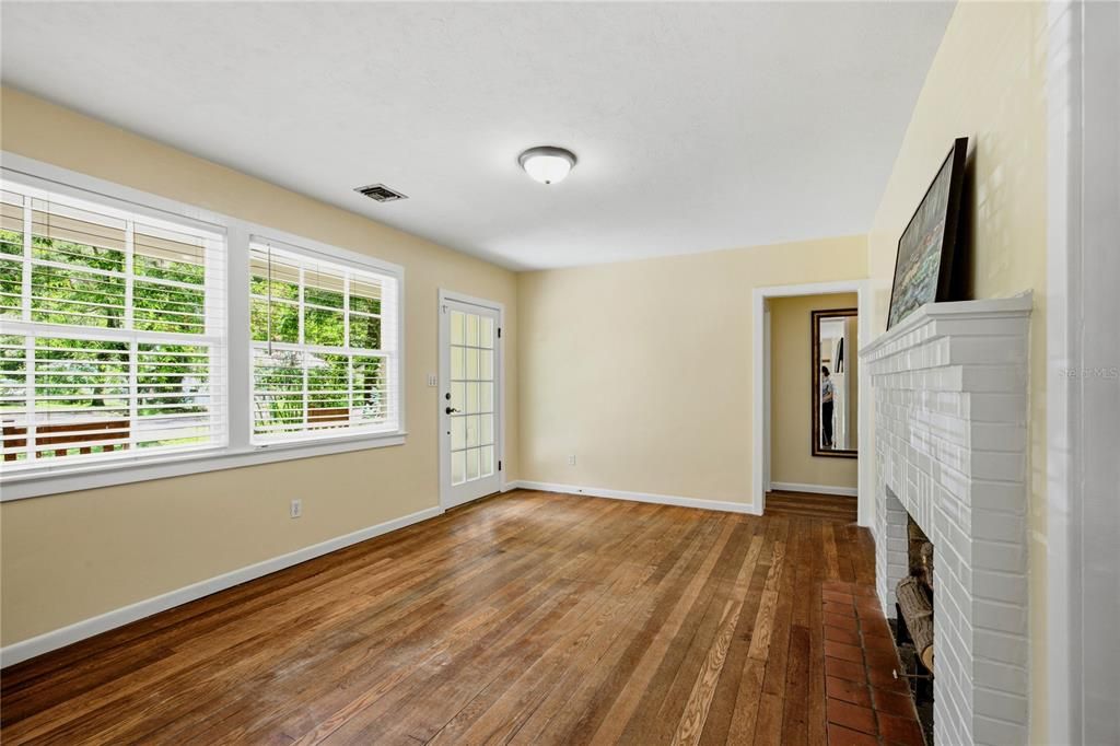 For Sale: $475,000 (2 beds, 1 baths, 1261 Square Feet)