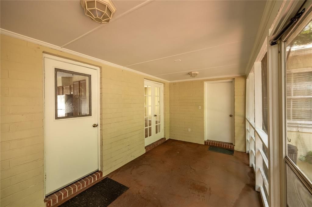 For Sale: $475,000 (2 beds, 1 baths, 1261 Square Feet)