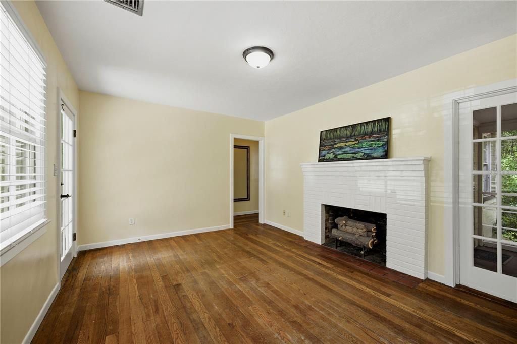 For Sale: $475,000 (2 beds, 1 baths, 1261 Square Feet)