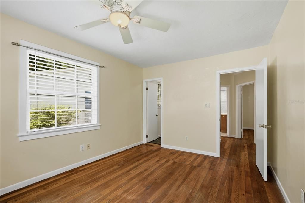 For Sale: $475,000 (2 beds, 1 baths, 1261 Square Feet)