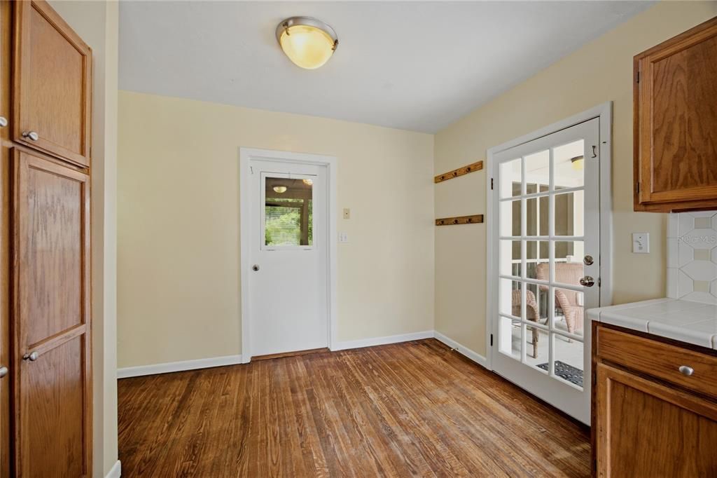 For Sale: $475,000 (2 beds, 1 baths, 1261 Square Feet)