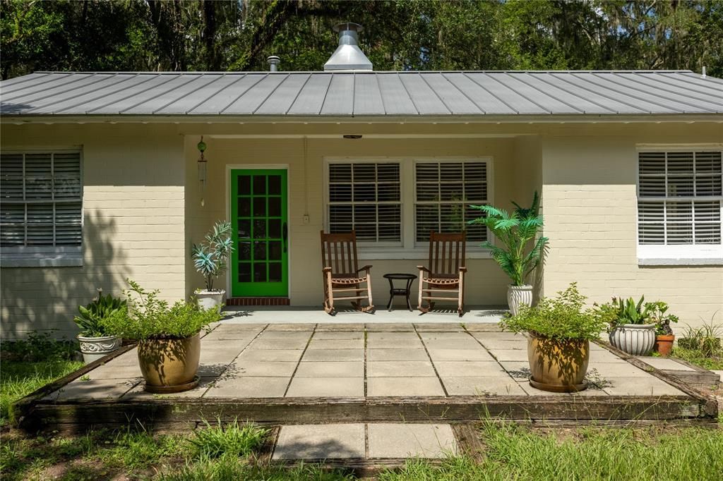For Sale: $475,000 (2 beds, 1 baths, 1261 Square Feet)
