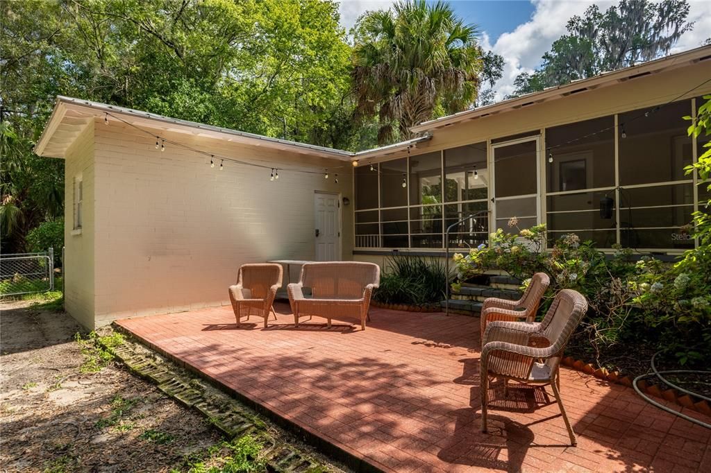 For Sale: $475,000 (2 beds, 1 baths, 1261 Square Feet)