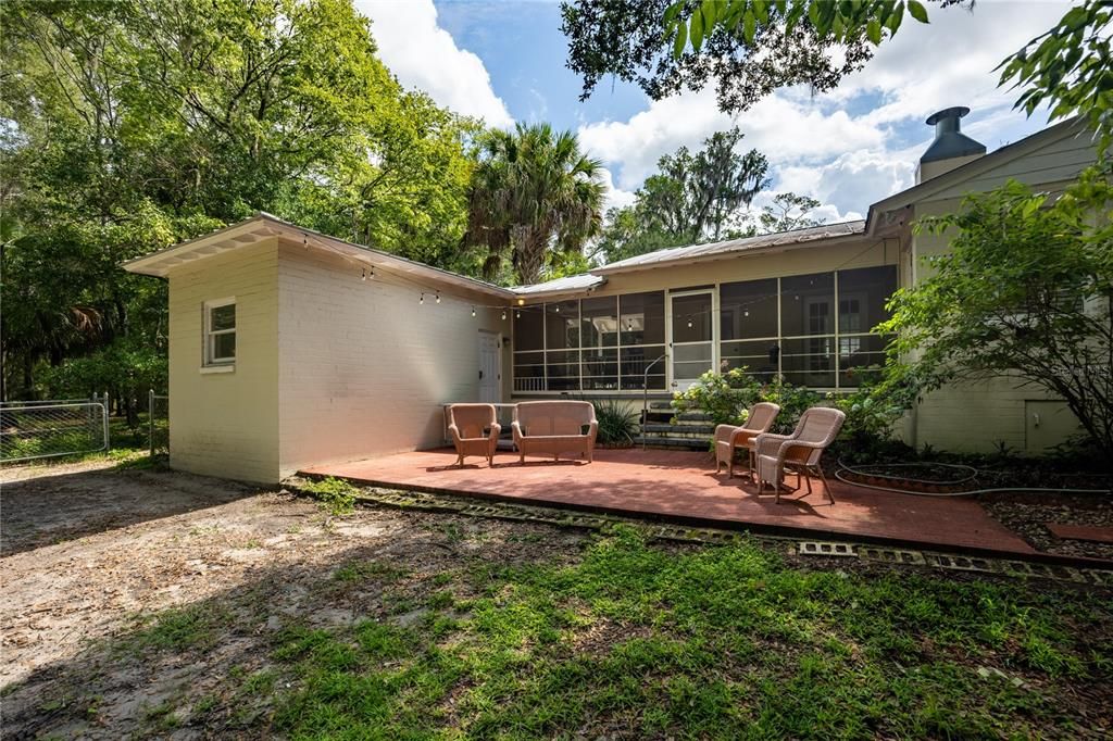 For Sale: $475,000 (2 beds, 1 baths, 1261 Square Feet)