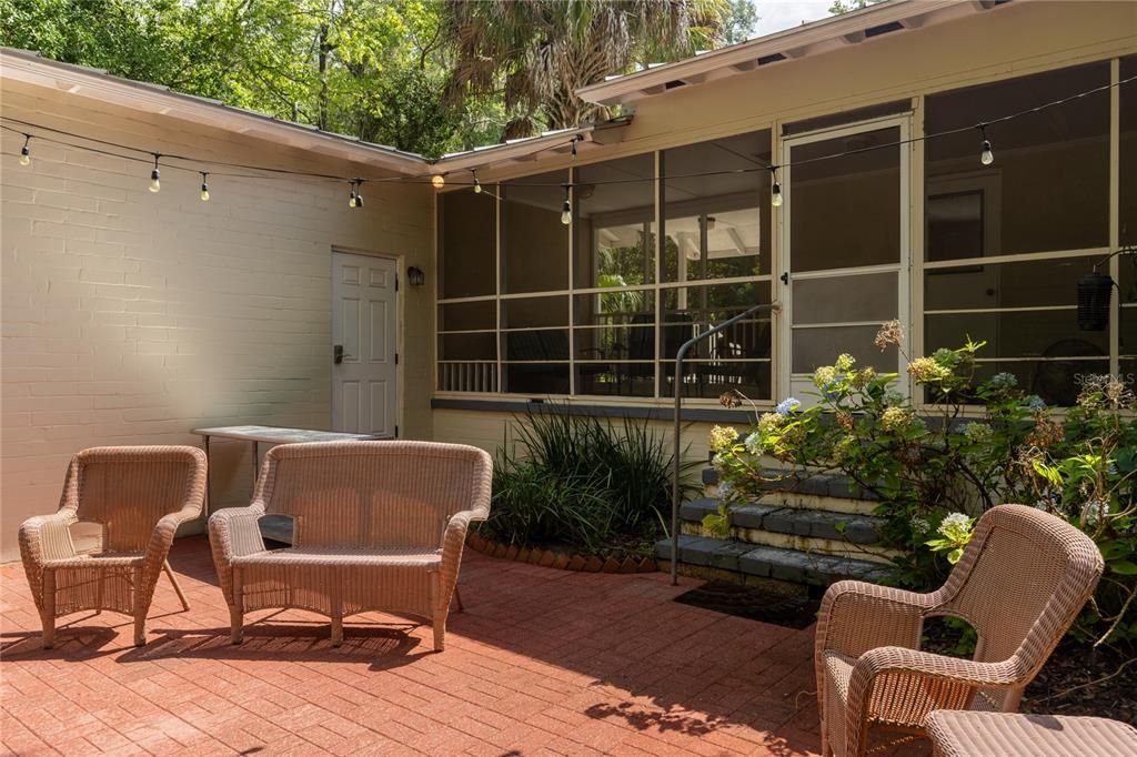 For Sale: $475,000 (2 beds, 1 baths, 1261 Square Feet)