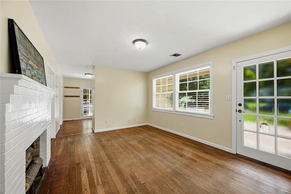 For Sale: $475,000 (2 beds, 1 baths, 1261 Square Feet)