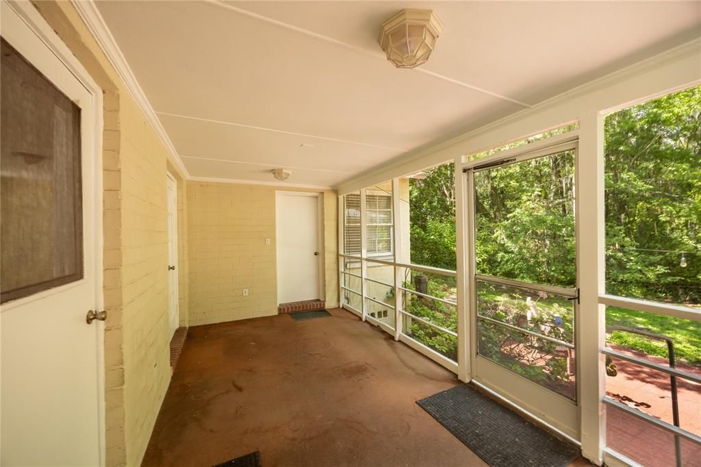 For Sale: $475,000 (2 beds, 1 baths, 1261 Square Feet)