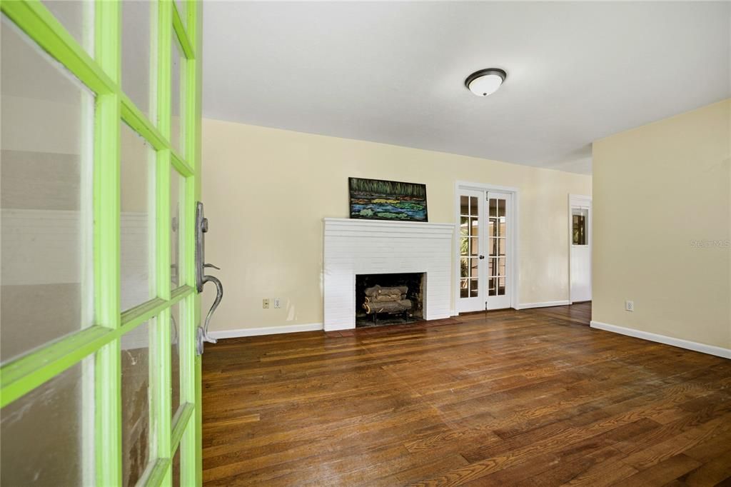For Sale: $475,000 (2 beds, 1 baths, 1261 Square Feet)