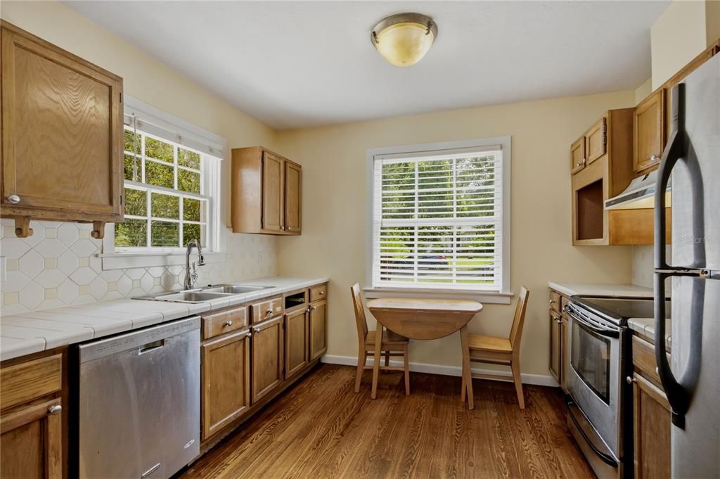 For Sale: $475,000 (2 beds, 1 baths, 1261 Square Feet)
