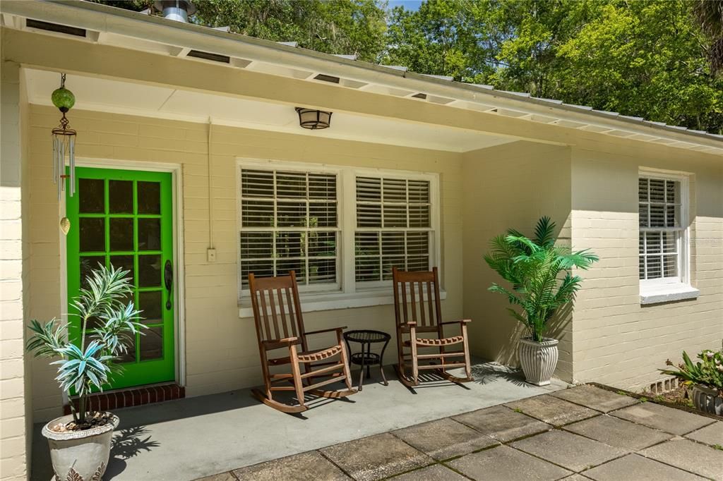 For Sale: $475,000 (2 beds, 1 baths, 1261 Square Feet)