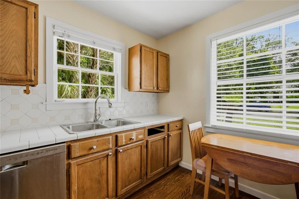 For Sale: $475,000 (2 beds, 1 baths, 1261 Square Feet)