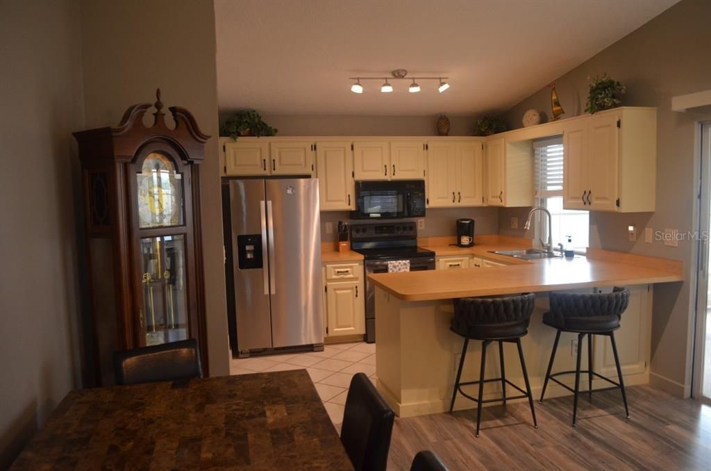 For Sale: $239,500 (2 beds, 1 baths, 934 Square Feet)