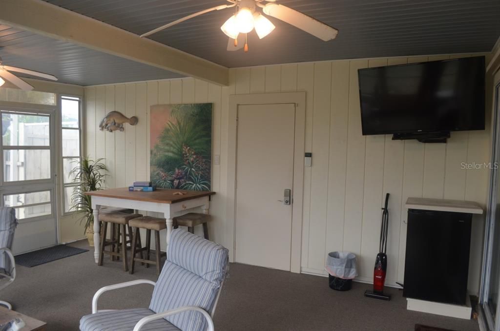 For Sale: $239,500 (2 beds, 1 baths, 934 Square Feet)